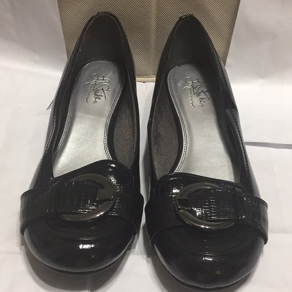 Black Shoes:Life Stride, Size 11. NEW.